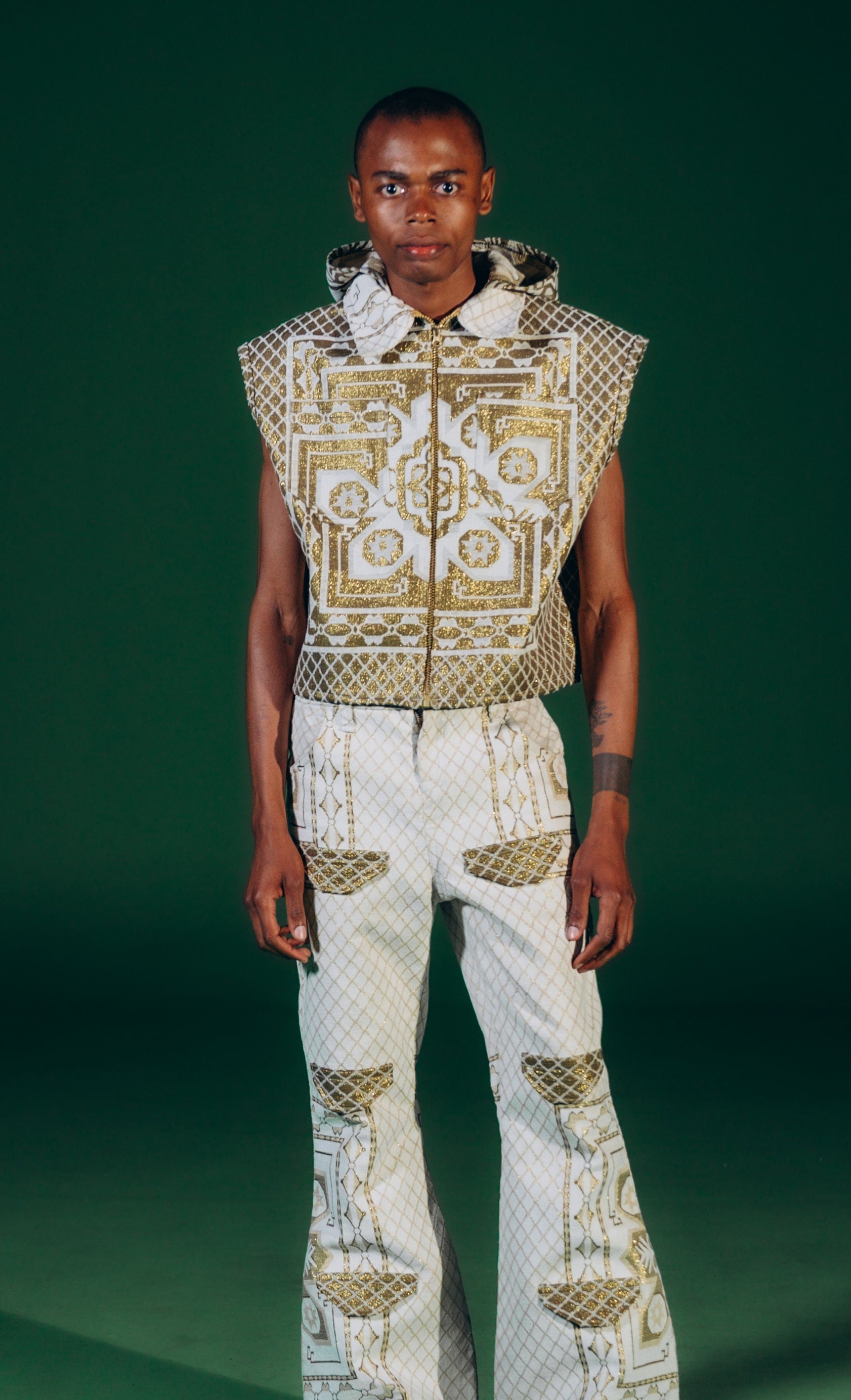 Exclusive design flare pants and armless hoodie