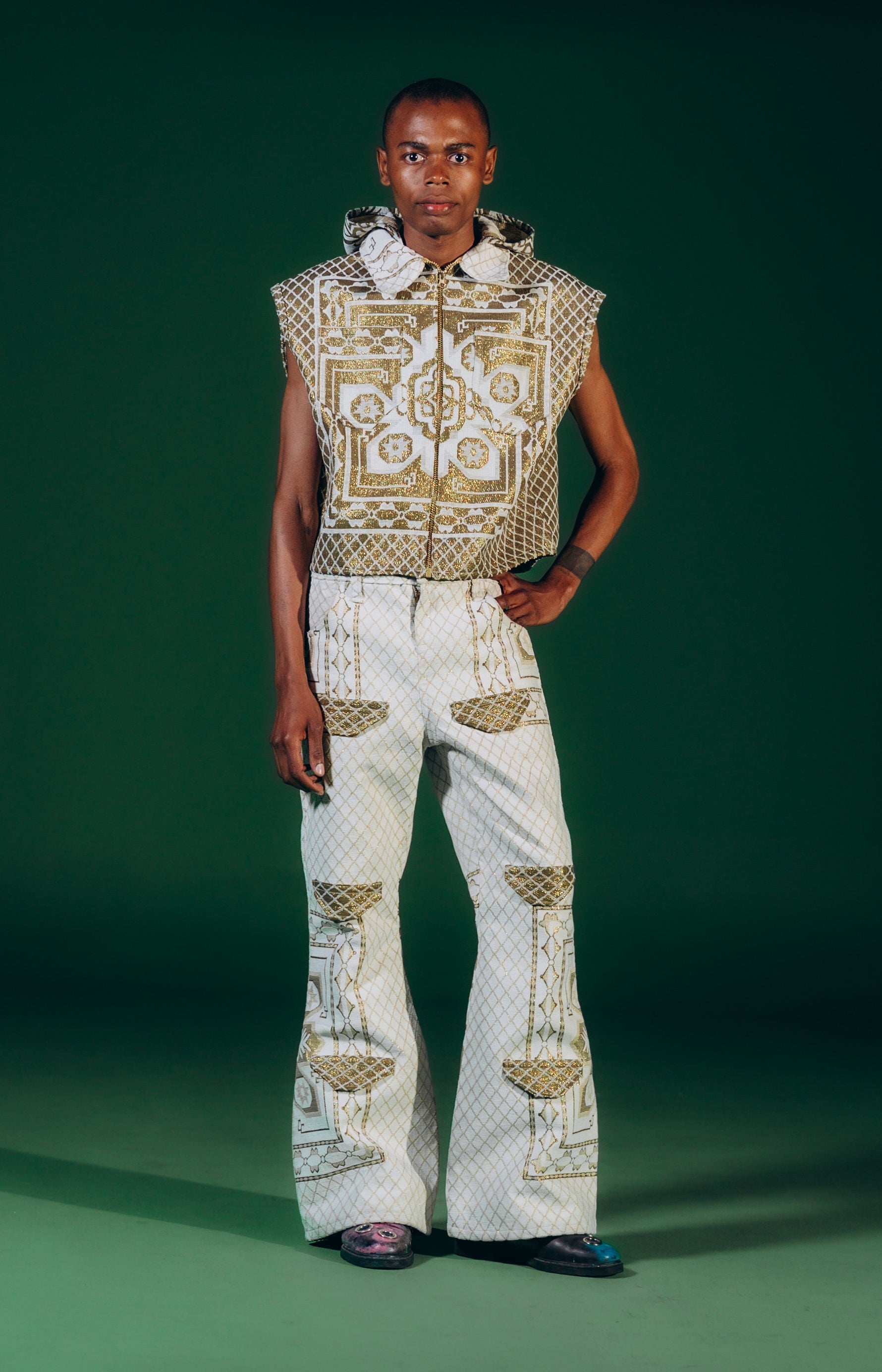 Exclusive design flare pants and armless hoodie