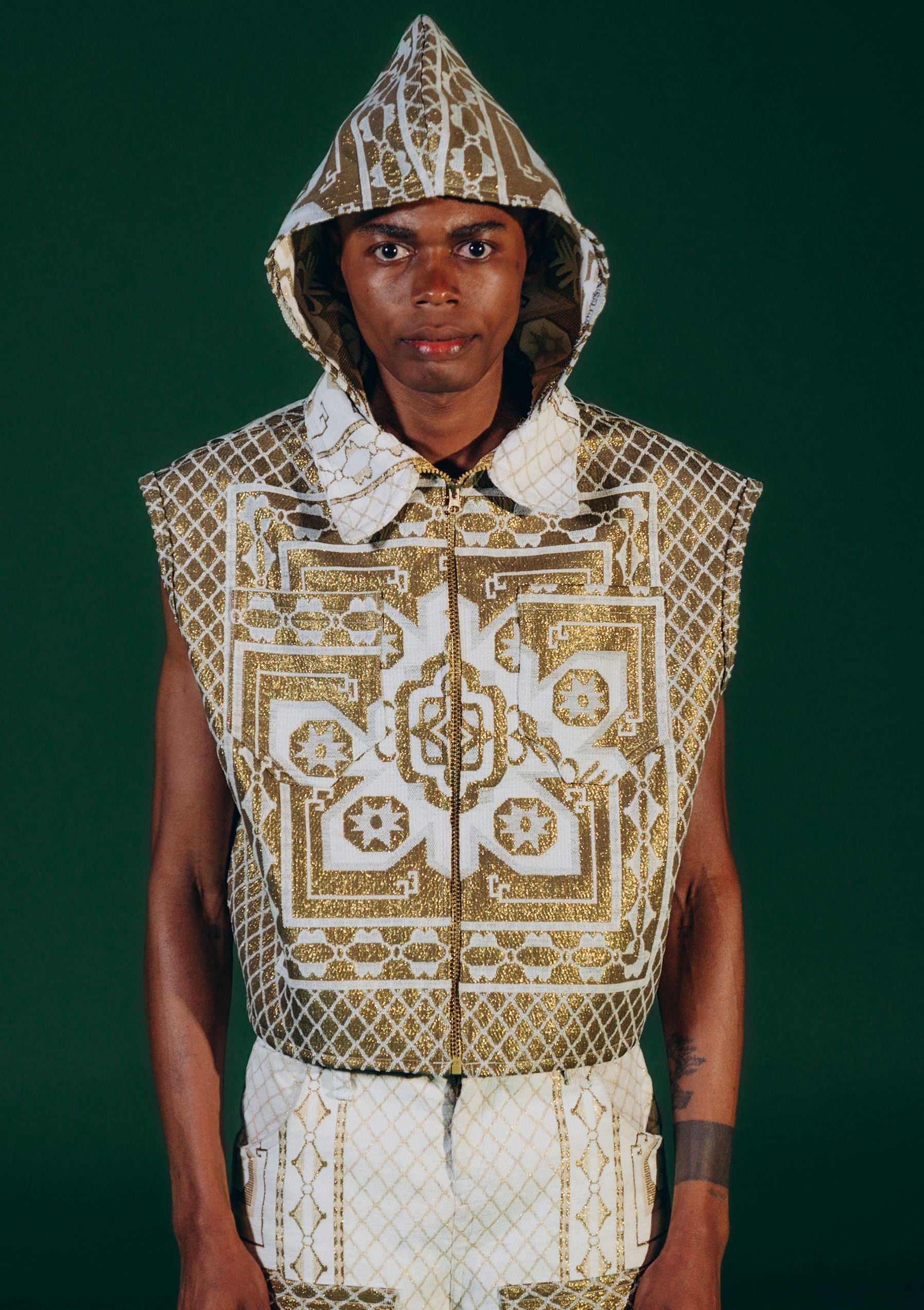 Exclusive design flare pants and armless hoodie